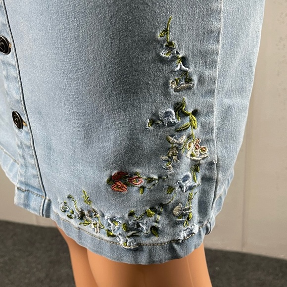 * Lily & Parker Women's Embroidered Light Denim Skirt Sz 26 - Picture 8 of 12
